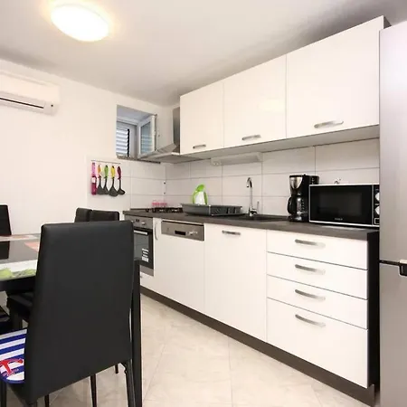 4 Bedroom Holiday House Near Rogoznica Razanj
