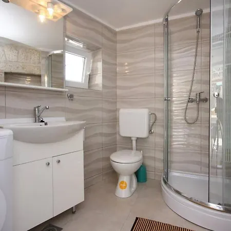 4 Bedroom Holiday House Near Rogoznica * Razanj