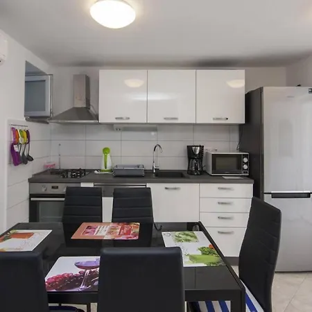 4 Bedroom Holiday House Near Rogoznica Razanj