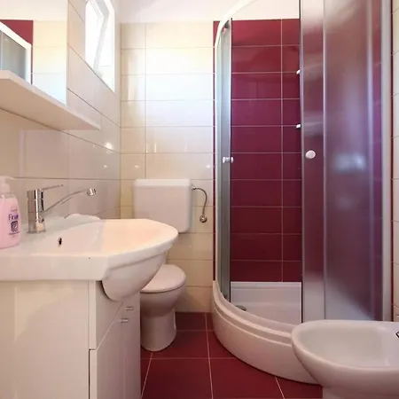 4 Bedroom Holiday House Near Rogoznica *