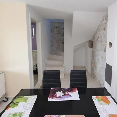 4 Bedroom Holiday House Near Rogoznica