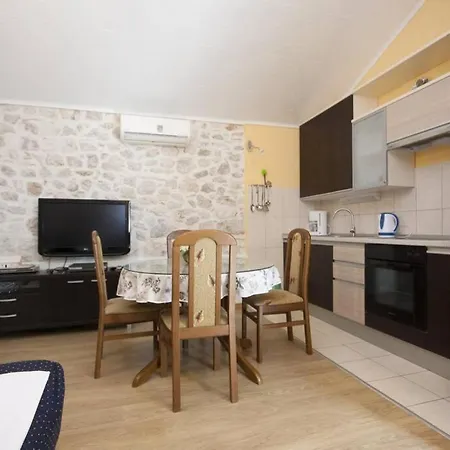 4 Bedroom Holiday House Near Rogoznica *