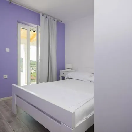 Holiday home 4 Bedroom Holiday House Near Rogoznica