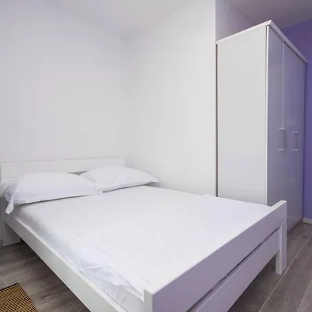 4 Bedroom Holiday House Near Rogoznica Razanj