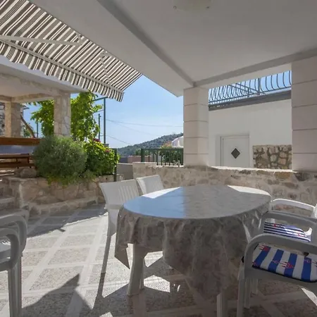 4 Bedroom Holiday House Near Rogoznica
