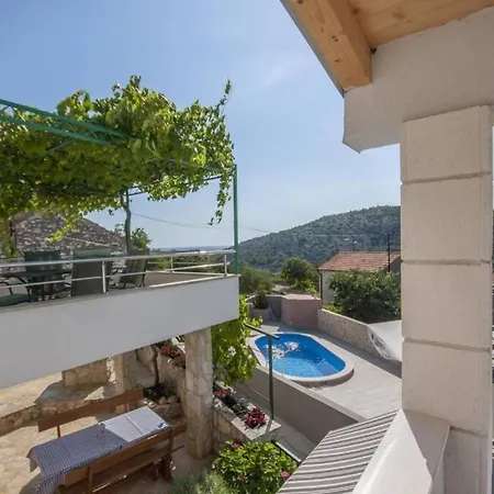 4 Bedroom Holiday House Near Rogoznica *