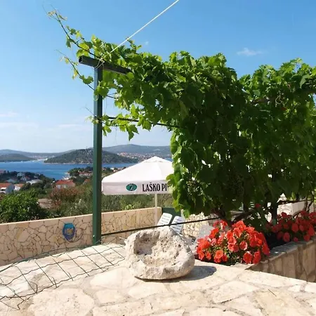 4 Bedroom Holiday House Near Rogoznica *